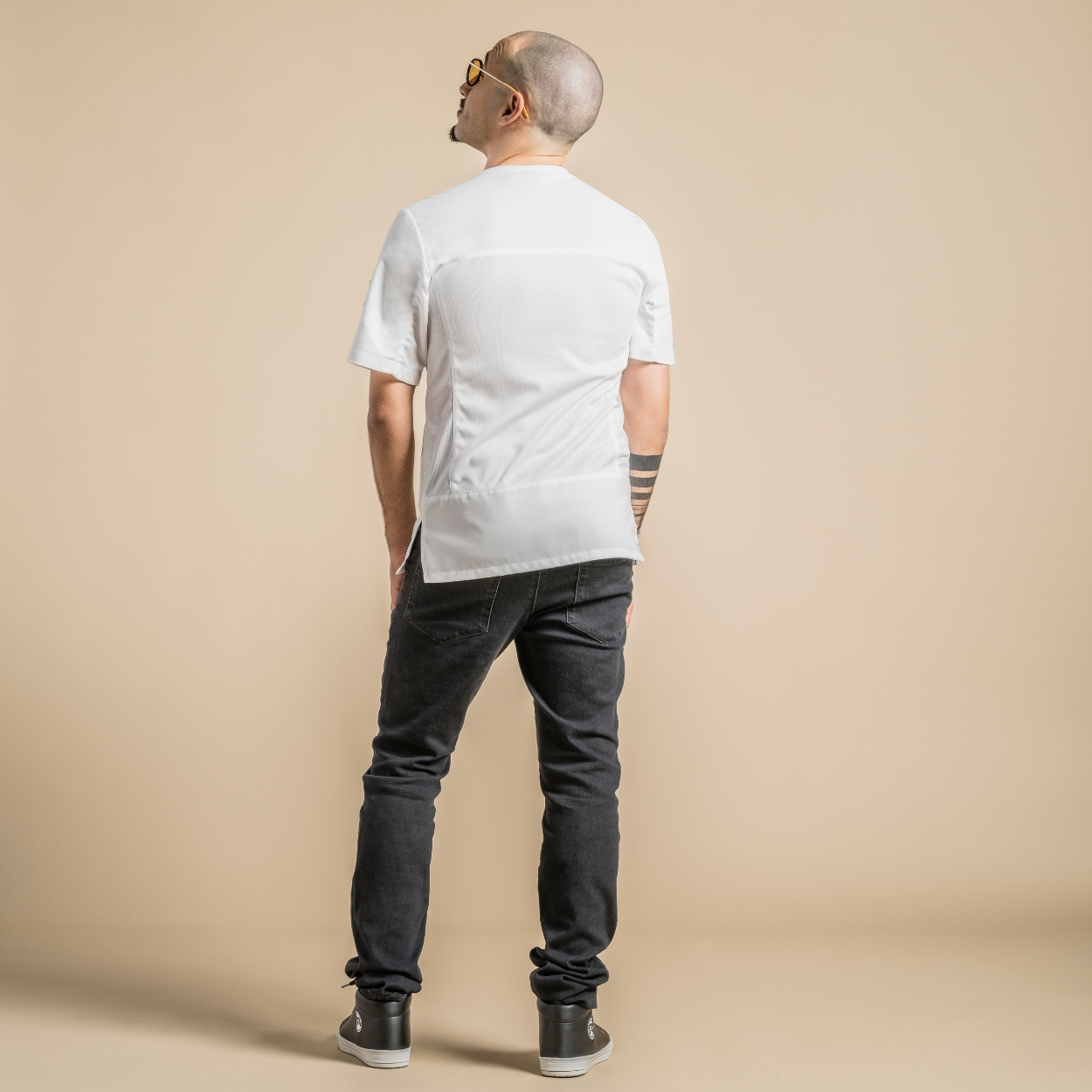 SCHWARZES B-SHIRT