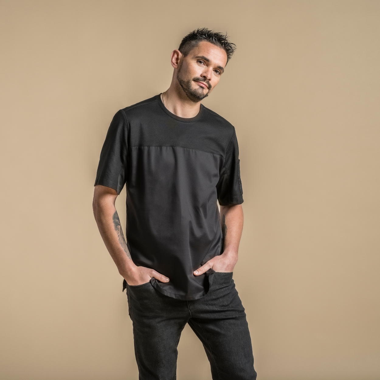 SCHWARZES B-SHIRT