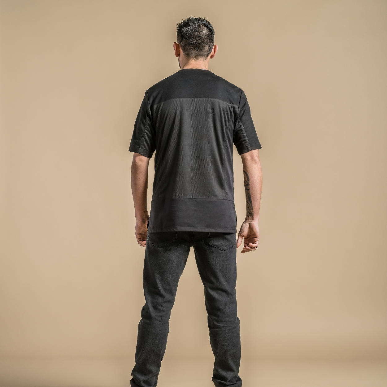 SCHWARZES B-SHIRT